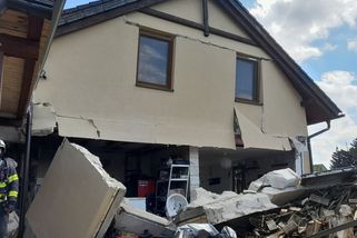 Výbuch domu na Náchodsku: Majitel si montoval fotovoltaiku sám - Novinky