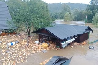 Řeka Opava si vybrala jiné koryto a teče muži přes zahradu. Před domem mu strhla most - Novinky
