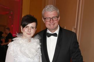 Je velmi úspěšná, říká Karel Havlíček o své manželce, kterou vyvedl do společnosti. Upřesnil, čím se živí