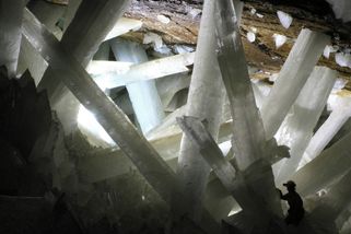 Rostly půl milionu let – krystaly z jeskyně Naica měří přes deset metrů a váží desítky tun - Médium.cz