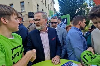 Nejsme Ku-klux-klan. Fiala v Brně vyzval odpůrce, aby si z obličejů sundali masky - Novinky