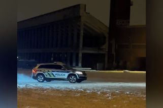 Policisté, kteří se služebním autem driftovali na zasněženém parkovišti, o práci nepřijdou - Novinky