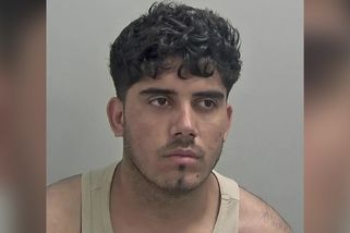 Migrant znásilnil 12letou dívku, smál se u toho a vše si natáčel. Do Británie připlul na člunu