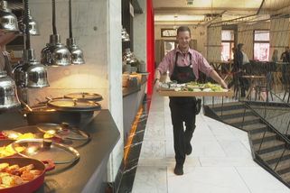 Plno jen o víkendu. České restaurace bojují s poklesem tržeb, co za tím stojí?