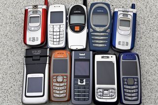 Přišly mu po 16 letech. Libyjského obchodníka pobavil balík s mobilními telefony - Novinky