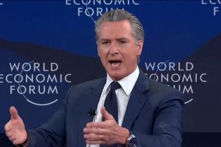 Je jako T-rex, neplazte se před ním! Guvernér Kalifornie se v Davosu pustil do Trumpa i evropských lídrů - Novinky