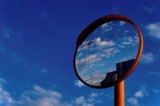 Žena hýbala dopravními zrcadly podle feng-šuej, způsobila několik nehod - Novinky