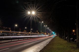 Praha pro kritice couvá. Nové „bílé“ lampy změní barvu, vyjde to ale dráž - Seznam Zprávy