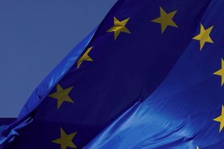 Europoslanci schválili snížení emisí, nové povolenky o rok odložili - Novinky