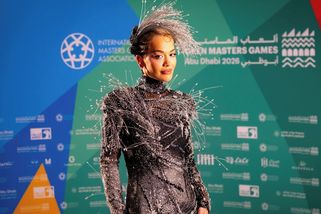 Jen v kalhotkách na vaně: Zpěvačka Rita Ora podráždila před vystoupením fanoušky