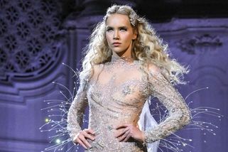 Ups, bradavka je venku! Miss Universe Michaele Tomanové vykouklo na fashion weeku v Paříži celé prso