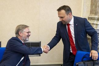 Politikům a soudcům vzrostou platy o tisíce, přes 100 tisíc dostane manželka prezidenta - Novinky