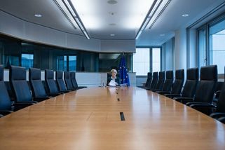 Když komisaři mlčí: Schmitova kritika von der Leyenové otevírá debatu o budoucnosti Evropy