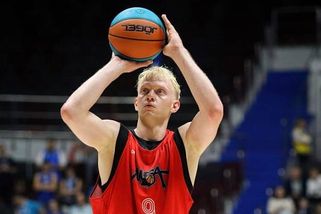 Místo romantiky v Paříži vězení. Ruského basketbalistu zatkli, hrozí mu 25 let