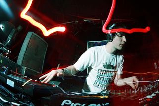 Vypusťte bubáky! Devadesátkový drum’n’bass a kouzlo dystopie, která už nastala