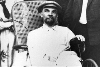 Poslední Leninova fotografie nahání lidem hrůzu. Má výraz šílence, je z něj němá paralyzovaná troska - Médium.cz