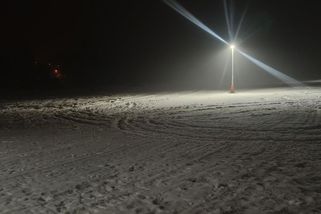 Mladíci, kteří zničili driftováním stopy v Jizerkách, si čin odpracovali a škodu splácí - Novinky