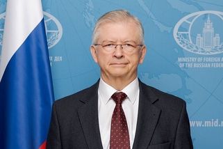 Slovensko přijalo nového ruského velvyslance. V Polsku ho zlili červenou barvou na protest proti válce - Novinky