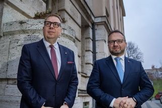 Vláda zpomalení růstu penzí nezruší. Kecy zmizely s volebními plakáty, vpálil jí Jurečka