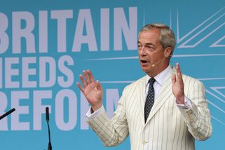 Tradiční britské strany umírají. Farage věří ve ví...