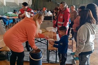 Přes 50 lidí včetně kojenců přišlo při požáru na Mladoboleslavsku o bydlení a přežívají v tělocvičně - Novinky