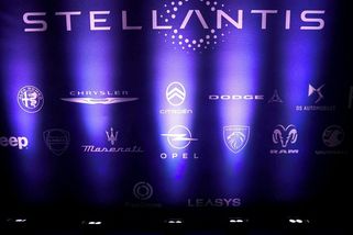 Akcie Stellantis padají skoro o čtvrtinu. Firma odepsala půl bilionu kvůli elektromobilům - Novinky