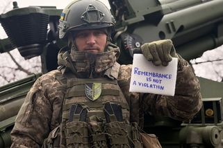 Obrazem: Ukrajinští vojáci po sporu o helmu podpořili olympioniky - Seznam Zprávy