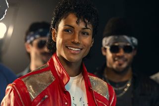 Skoro jako Michael Jackson. Synovec Krále popu kráčí ve filmu v jeho stopách | Headliner