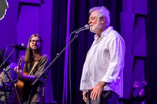 PREMIÉRA: Michal Prokop září v písni Karola Komendy. Klip má kouzlo koncertu