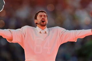 GLOSA: Rok Bad Bunnyho. Super Bowl ovládl z cukrové třtiny. Radostí a láskou nakrkl Trumpa