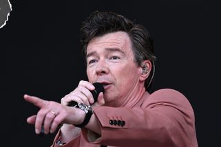 GLOSA: Rick Astley slaví šedesátku. Britský popový fenomén pořád nezklamal