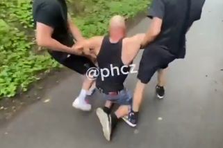 Holení obočí, rány do obličeje a ‚pleskání dildem‘. Nezletilé ‚lovce pedofilů‘ čeká soud