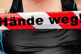 Plakáty proti obtěžování na německých koupalištích budí kritiku. Jako pachatele zobrazují mladíka se světlými vlasy - Novinky