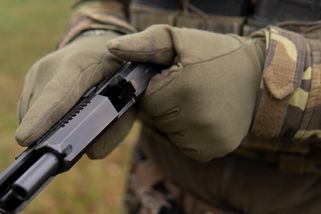 Proč Češi platí za pistole víc než Němci. Popisujeme nákup Babišova ministra