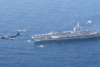 Americký letoun sestřelil íránský dron blížící se k letadlové lodi - Novinky