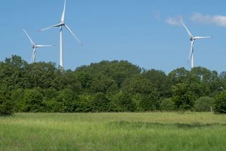 Týden v OZE: Pokles uhlí, stagnující emise i politické střety o klima