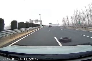 Kamion na dálnici ztratil kolo, smolný motorista mu ho nechtěně vrátil - Novinky