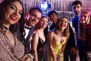 Na maturitním plese jsem si sedl kde bylo místo. To, co jsem zaslechl mezi rodiči, mě překvapilo - Médium.cz