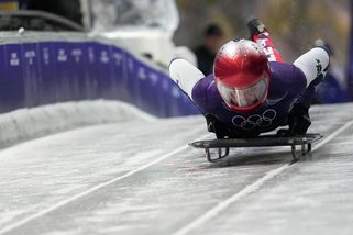 Olympiáda | VIDEO: Skeletonistka Fernstädtová musí zabrat, na nejlepší zatím ztrácí - Sport.cz