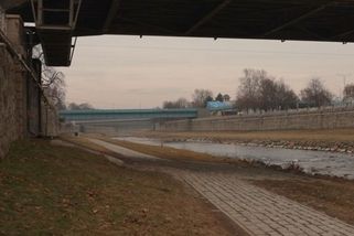 Dramatická záchrana tonoucího mladíka v centru Ostravy. Policista pro něj skočil do řeky - Novinky