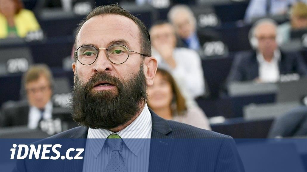 Orbánův europoslanec šel na gay orgie. Před policií prchal oknem