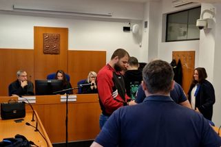 Soud poslal dva cizince za smrt muže v Pardubicích do vězení. Na odškodné chtějí vydělat v armádě - Novinky