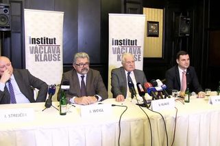 Klaus udeřil: Kauza Macinka ukazuje, že prezident žije ve světě bezpečnostních složek