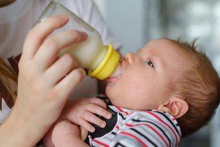 Dvě podezření na otravu kojeneckým mlékem v Česku. Varovaly úřady pozdě? - Seznam Zprávy