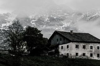 Nejděsivější adresa v Česku? Na statku v Komárově bydleli hned dva sérioví vrazi, zabili zde 11 lidí - Médium.cz