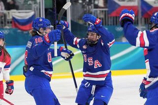 Skandál na olympiádě. Vedle střídačky českých hokejistek visela během zápasu s USA ruská vlajka - Sport.cz