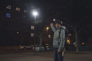 Místo oranžových světel pronikavě bílé LED zářiče? Pražané bojují proti novému pouličnímu osvětlení peticí - Novinky