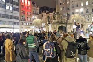 V Brně se demonstrovalo proti „mafiánským praktikám vlády“ - Novinky