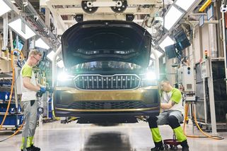 Nová auta za pár let podražila až o statisíce, na rekordu jsou také ceny ojetin - Novinky