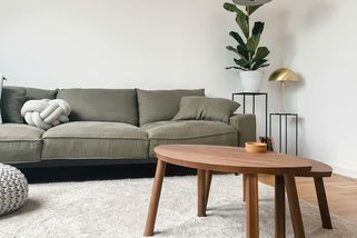 Bílé stěny jsou pasé. Hluboká smaragdová zelená s poetickým názvem Mystic Verdant zavládne v českých obývacích v roce 2026